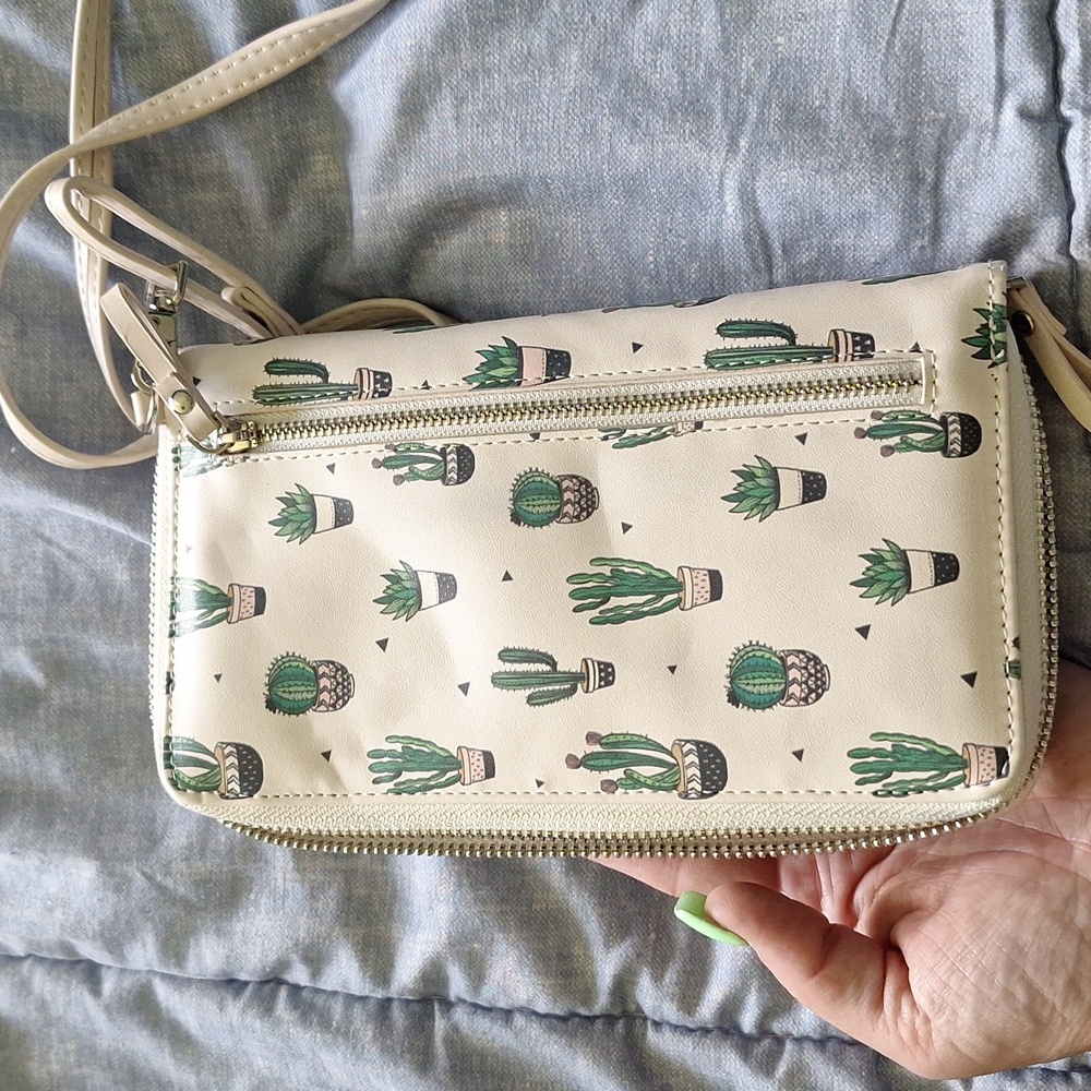 Crossbosy Purse - Picture 3 of 3